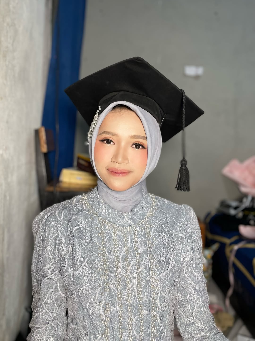 Soft Graduation Look